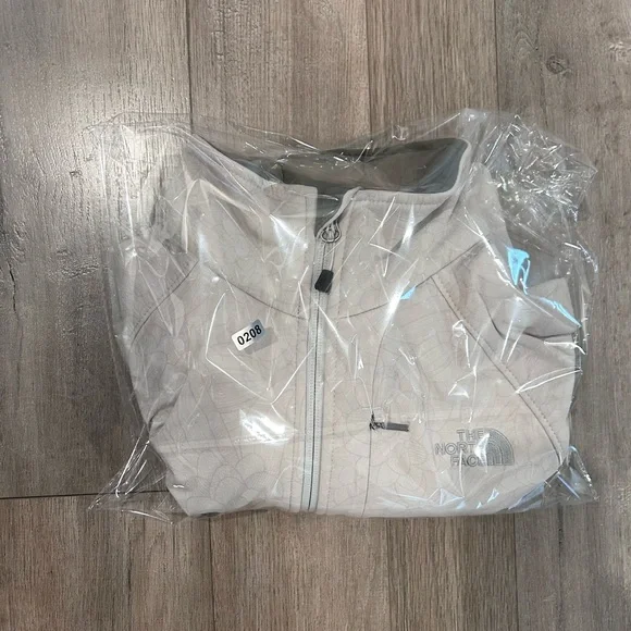 The North Face Women's Cream Softshell Utility Jacket - Picture 8 of 8